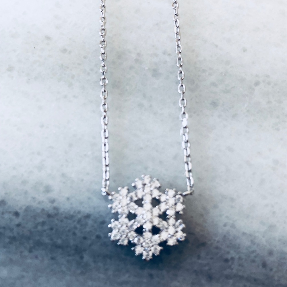 .925 Sterling silver snowflake pendant necklace